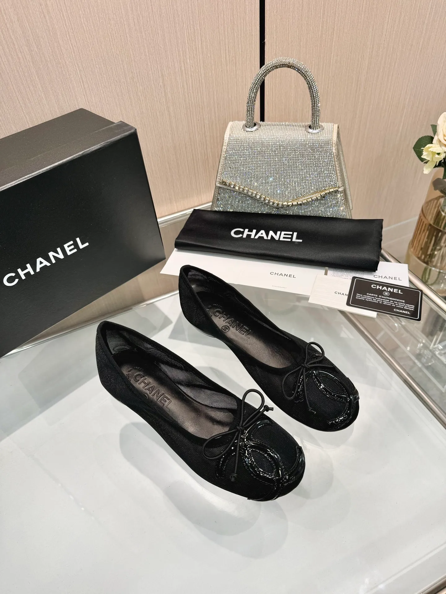👟👟Ex-factory price 480👟👟 | ²⁰²5 𝐬𝐬 🤍🤎𝐂𝐇𝐀𝐍𝐄𝐋 Chanel 26A catwalk style handmade Mary Jane women's shoes. Ballet shoes are so amazing, the bow pattern is so cute! Even if I don’t wear flat shoes, I can’t resist the temptation! The second recommended pair of Chanel logo women's shoes has great texture and is versatile. It is made of lambskin and has an original two-color outsole. Size: 35-40 (41 can be customized and cannot be returned or exchanged)